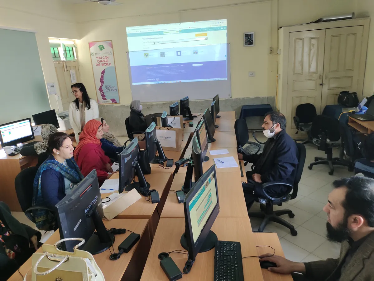 Teachers practising on computers during a Technoknowledge training