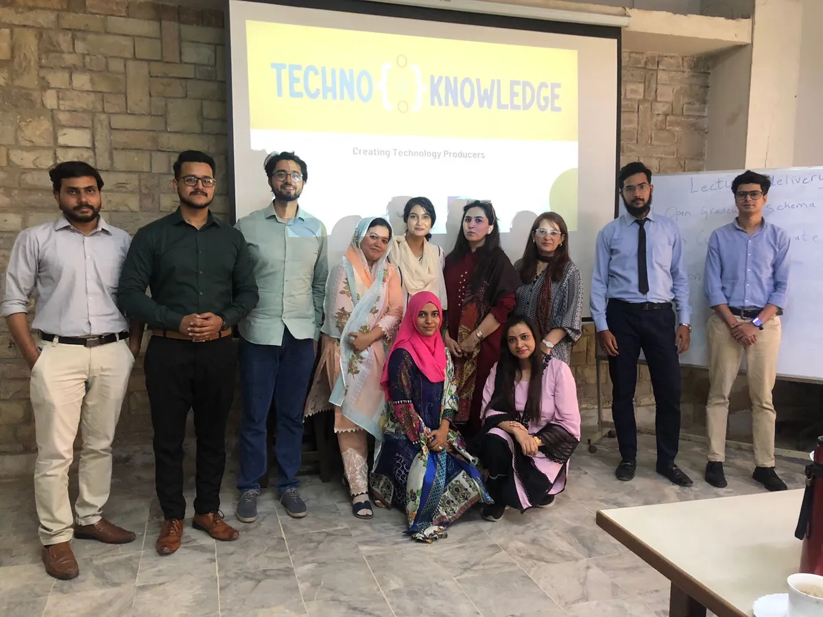 The Technoknowledge team in front of a Technoknowledge presentation