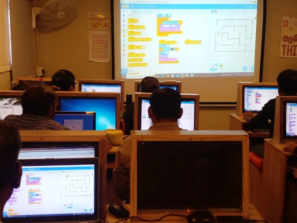 Teachers coding in Scratch during an ITEC lab session